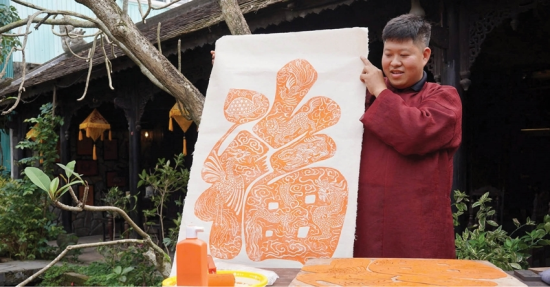  Demonstration of printing traditional decorative scrolls at the launch of the project “Reviving the Craft of Making Chuon Village Scrolls”. Photo: Bach Chau